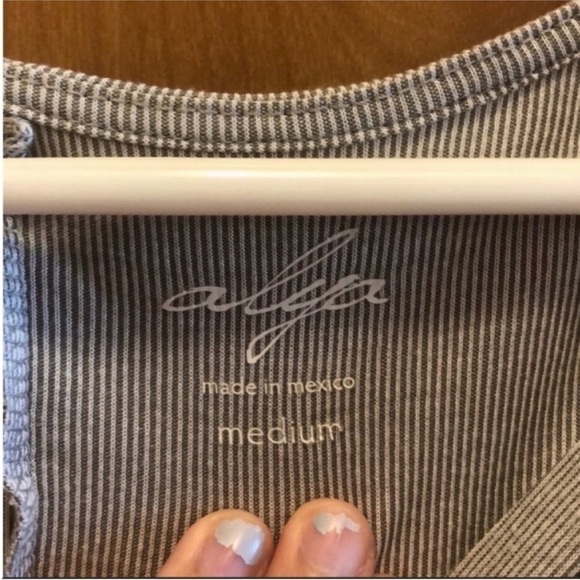 Francesca's Ruffle Detail Top Size Medium. - Picture 7 of 8